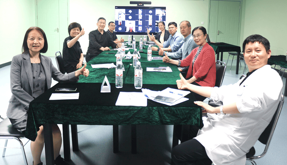 全体常务委员出席了本次会议会议首先由眼屈光分委会主任委员刘苏冰