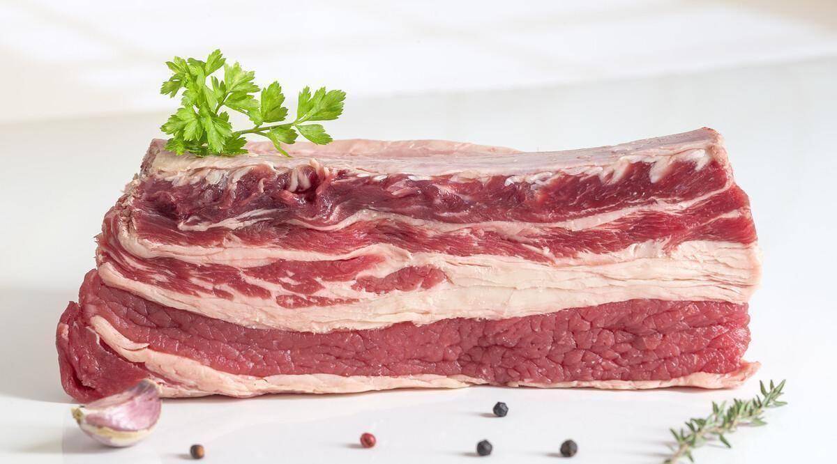 像纯瘦肉的牛肉就不适合炖着吃,如牛里脊肉,这个部位的牛肉口感细嫩