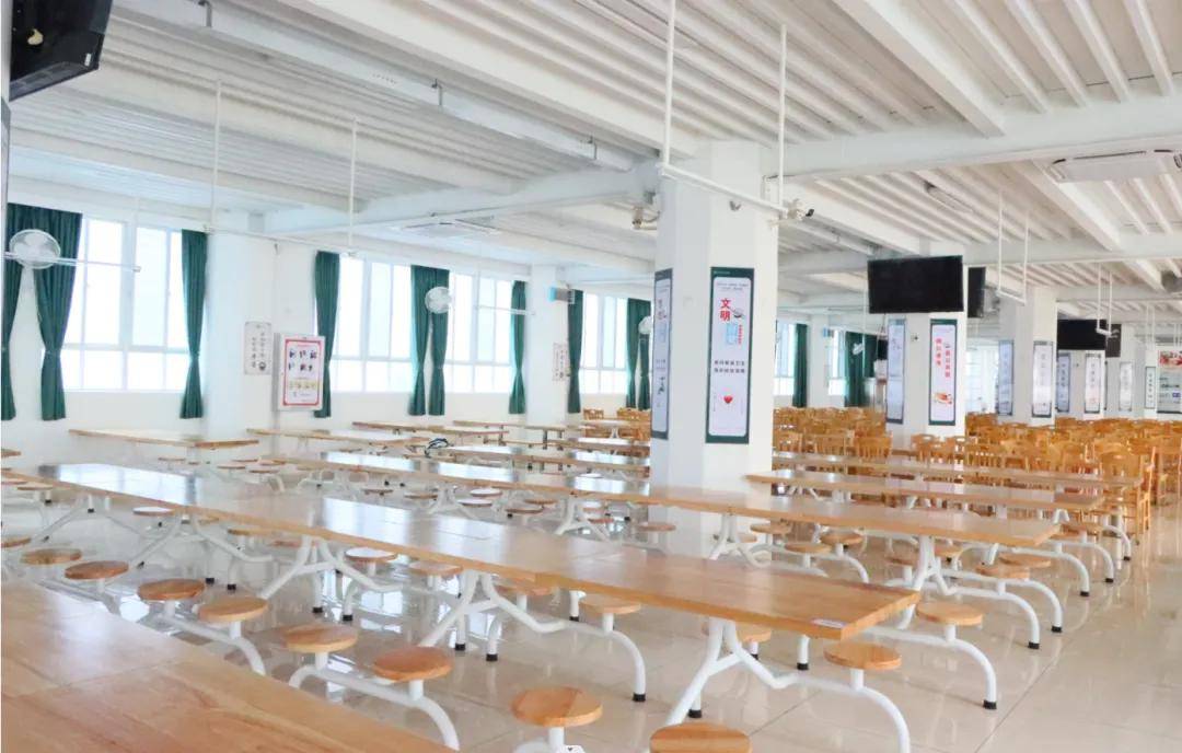 上下滑动查看更多办人民满意的教育办师生幸福的学校深圳杰仁高级中学