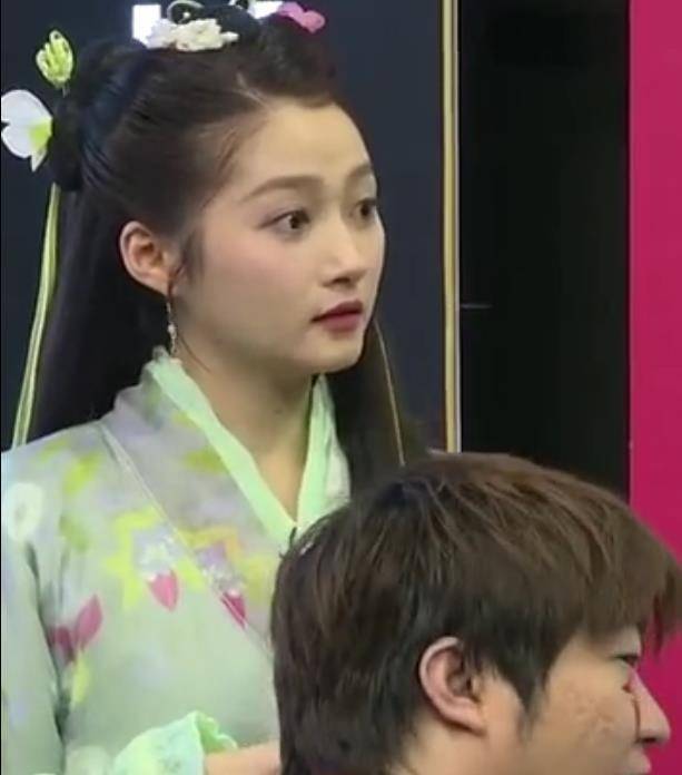 关晓彤华晨宇给吴彤化妆当吴彤转过身面对镜头所有人笑出声