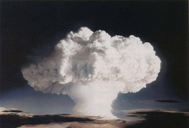 假如核武爆炸,我们要离爆点多远,才能避免受伤?_冲击波_核辐射_核弹