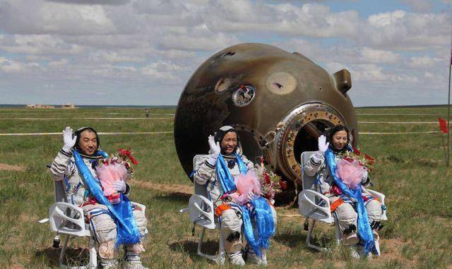 原创神舟十三返回地球离地1米高精度反推着陆实现精准控制