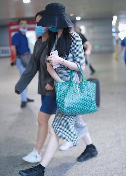 迪丽热巴真惊艳,穿斜边裙用手扯也难掩"莲藕腿",白