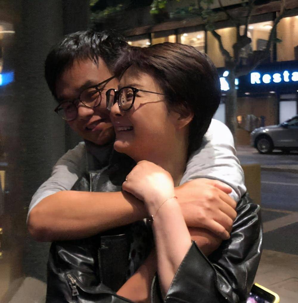袁立三婚老公,是一位诗人,27岁爆红的杜小月,终于找回自己_梁太平
