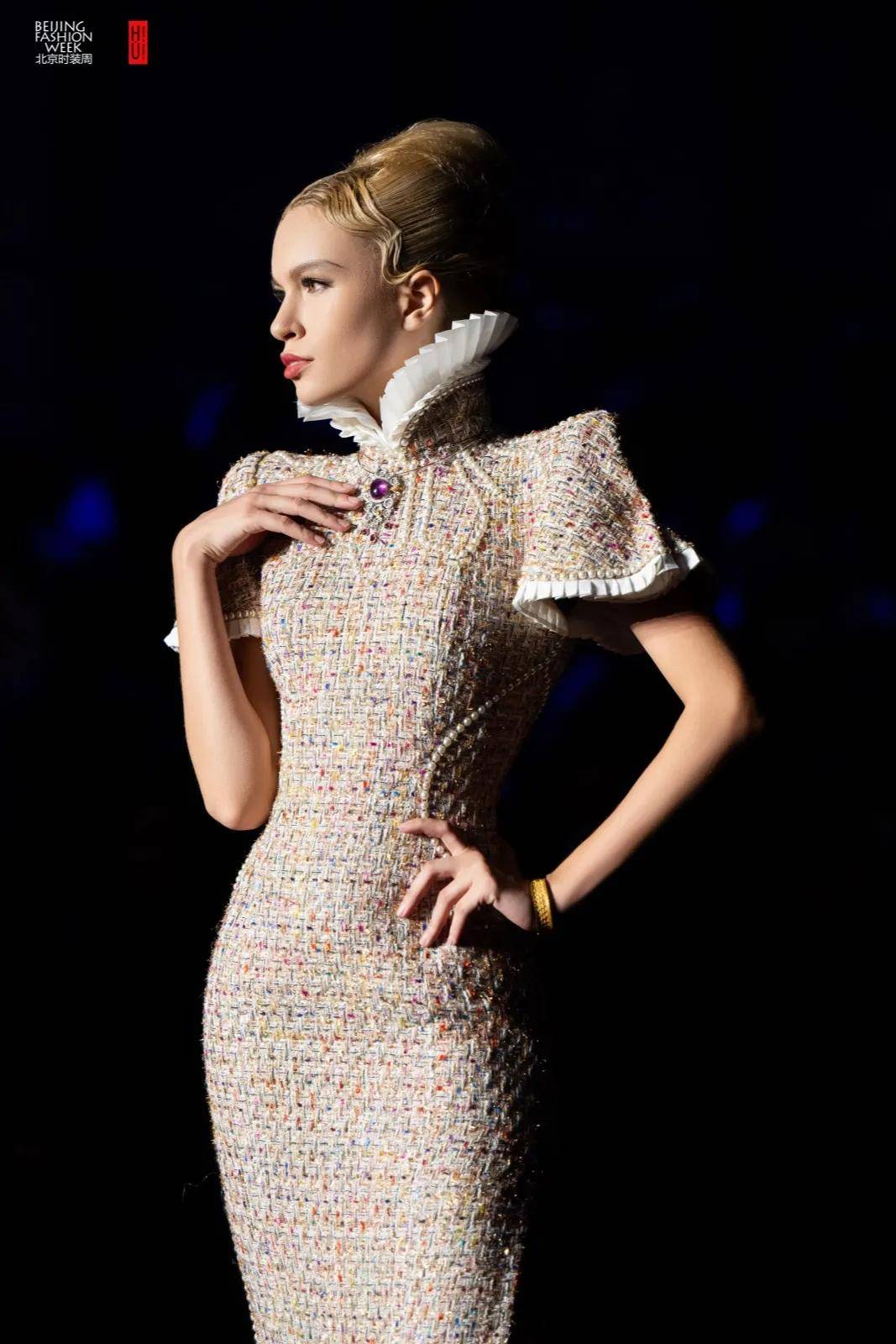 提供全民时尚的情绪价值设计师胡社光的新中式高定旗袍作品再次证明了