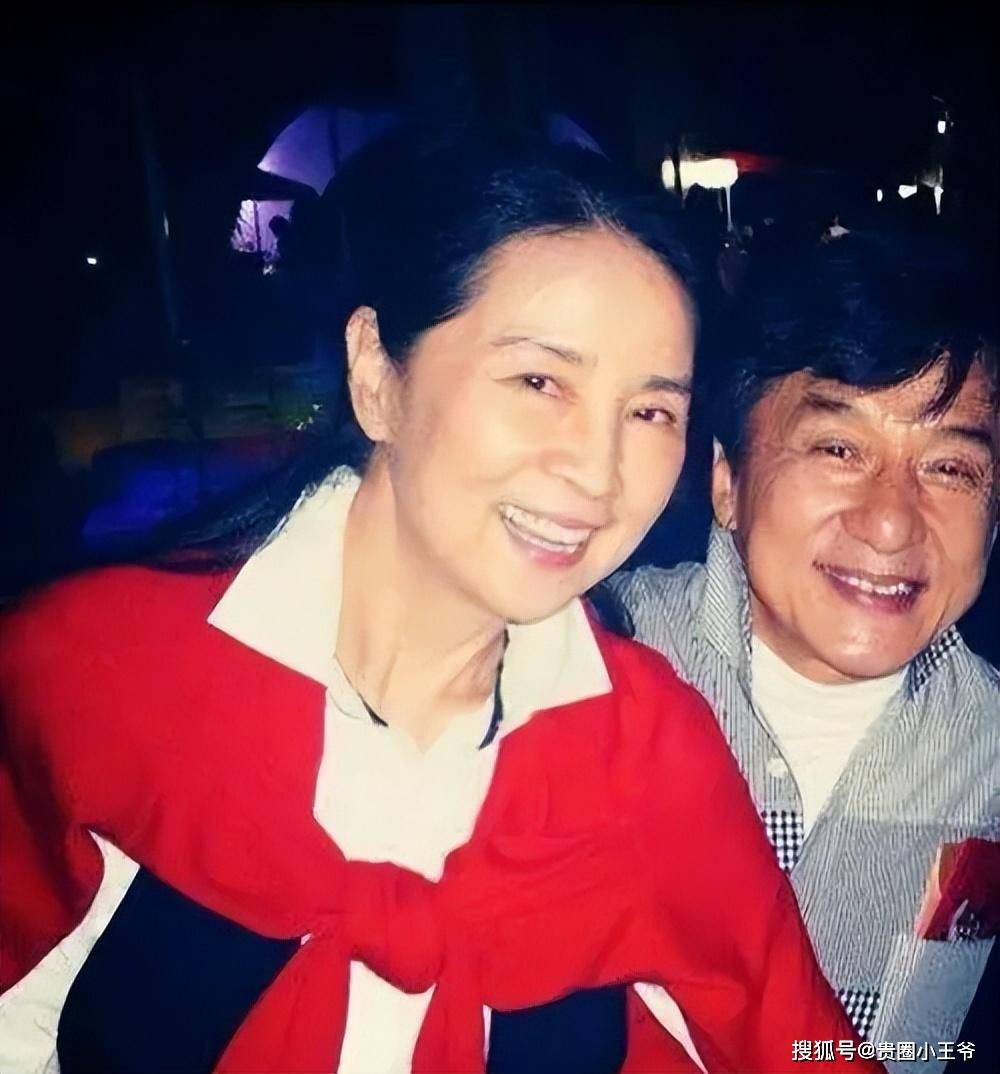 为爱妻庆生,穿情侣装也难掩老态,真是岁月不饶人_成龙前_林凤娇_妻子