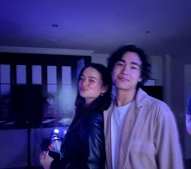 原创邓文迪女儿晒近照多次与男生合影两人举止亲密疑似正在热恋中