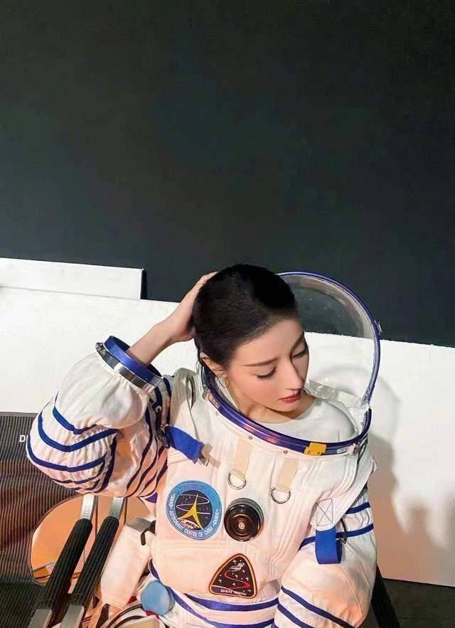 原创迪丽热巴真是女汉子穿几十斤重宇航员服不显臃肿翘腿坐太霸气