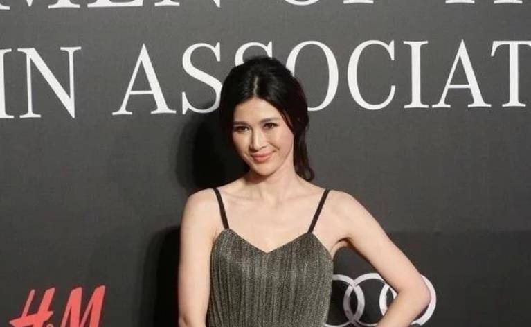 亮剑中的最美女神如今也在脸上动了手脚