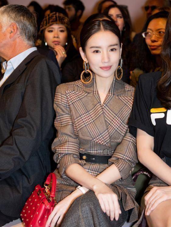 董洁的脸型是一种十分骨感美削瘦的脸型,因此她配搭了一款撞色大圆形