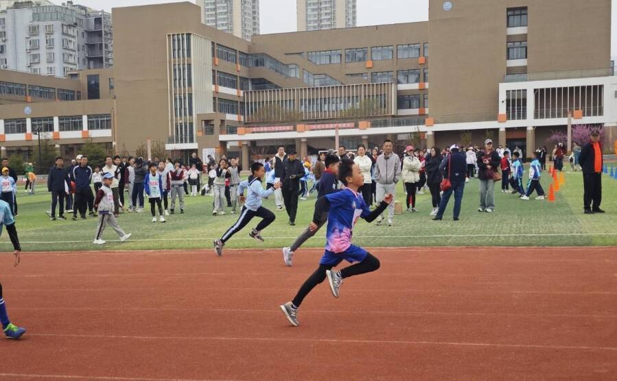 五彩承中华美运动自信育少年青岛南京路小学2024年春季田径运动会
