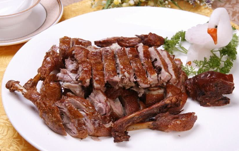 原创百年名菜樟茶鸭香味独特皮酥肉嫩吃过的人都说好