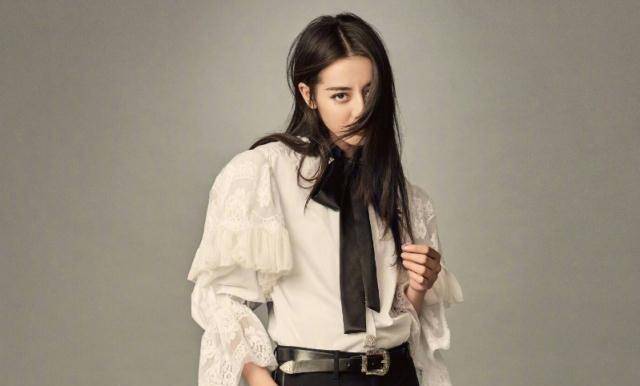 原创迪丽热巴忘记采访带助理下班被阻止笑得连水都来不及咽下去