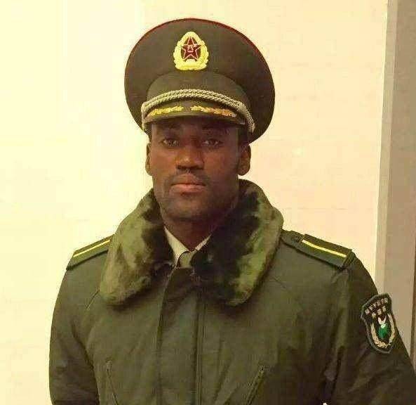 黑人基本上来自非洲国家坦桑尼亚,现在是实打实的登记在册的解放军