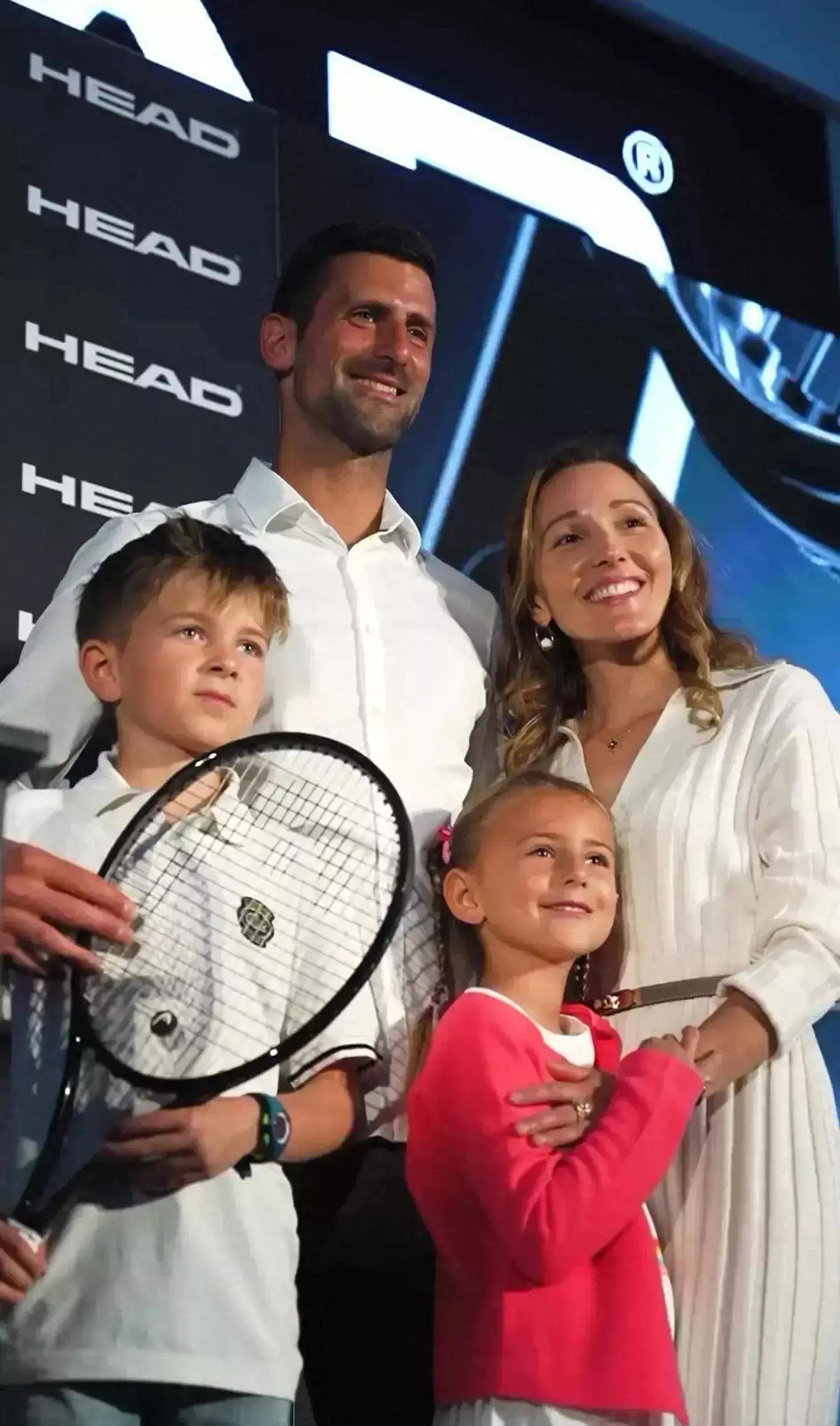 德约科维奇全家福曝光幸福家庭引网友热议