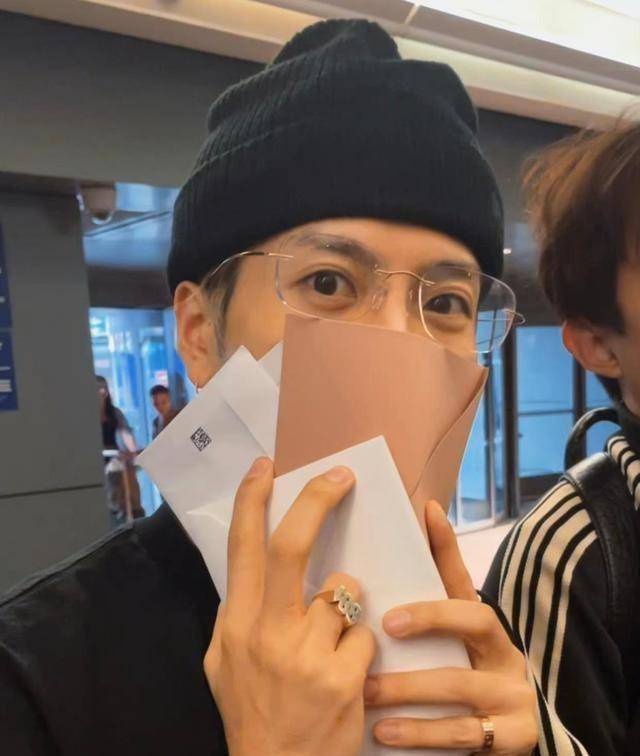 粉丝当面喊话别塌房王嘉尔发文回应小动作也被过度解读