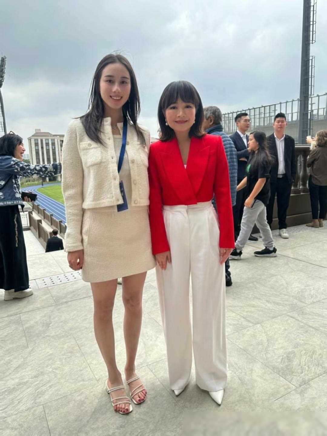 赌王小女儿何超欣母校活动美脚受关注