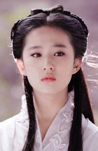 原创有谁注意到刘亦菲身后打伞的小女孩如今火得一塌糊涂