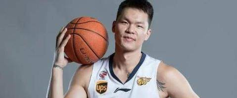 他抽烟喝酒还纹身但这并不影响他依然强大的cba