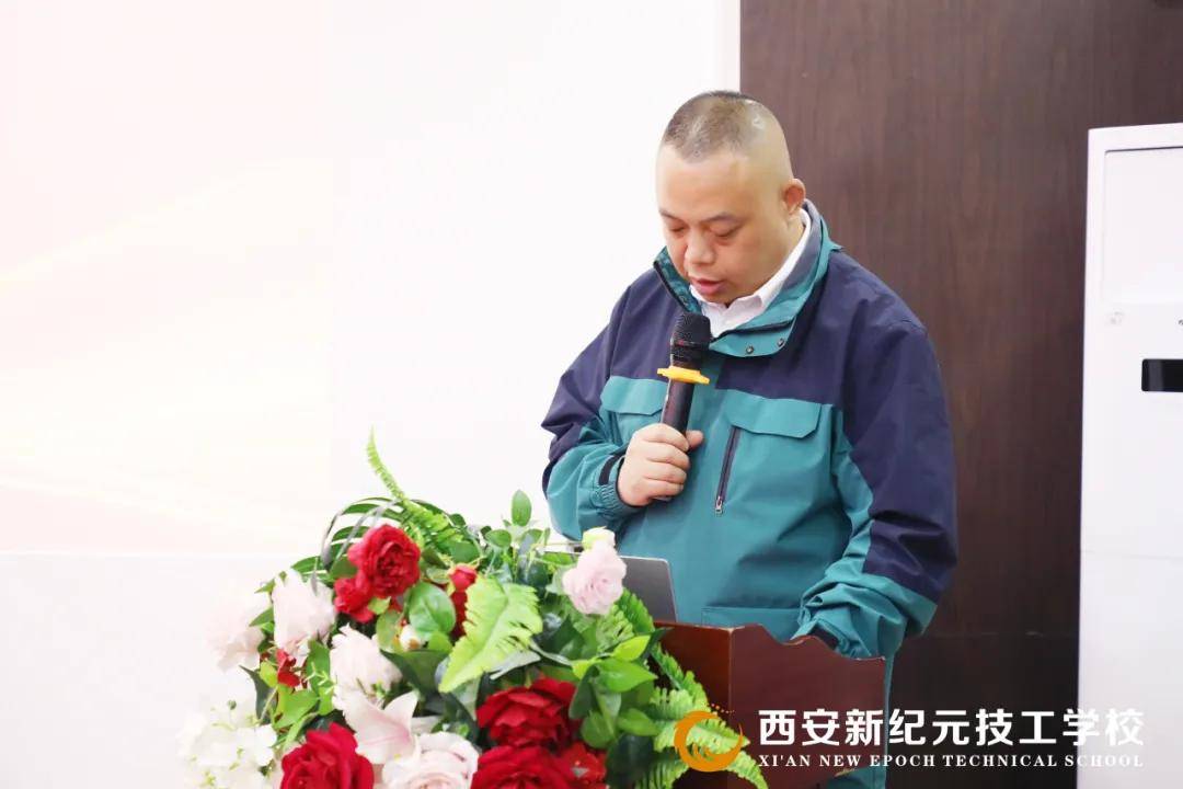 学生处处长仝凯斌宣读班级名单并对开班纪律作以要求全体起立,奏中华