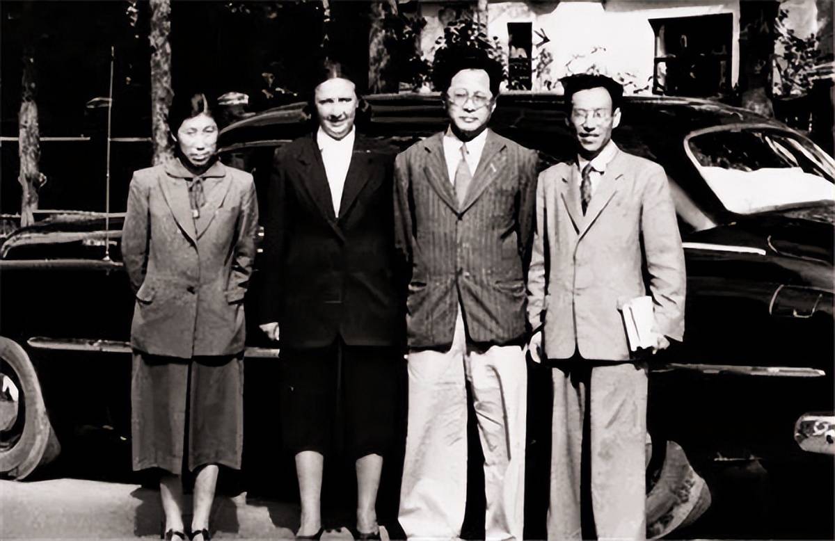 新中国成立后,刘爱琴回国,进入中国人民大学学习俄语专业.