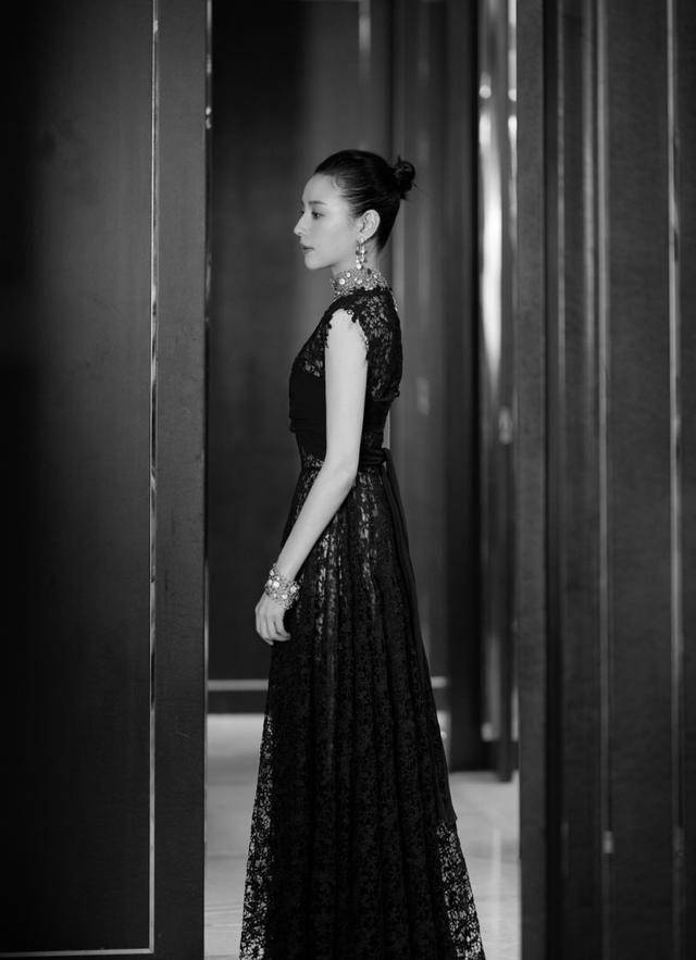 原创董洁也难逃中年发福穿镂空裙走红毯虽优雅却藏不住中年气息