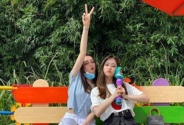 同游迪士尼,却一个素颜一个全妆,粉丝直呼认不出_美女_倪妮_杨颖