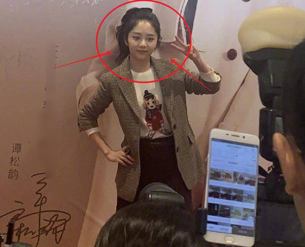 比起迪丽热巴,杨幂这样高级颜值,谭松韵反而偏向于邻家大姐姐的气质