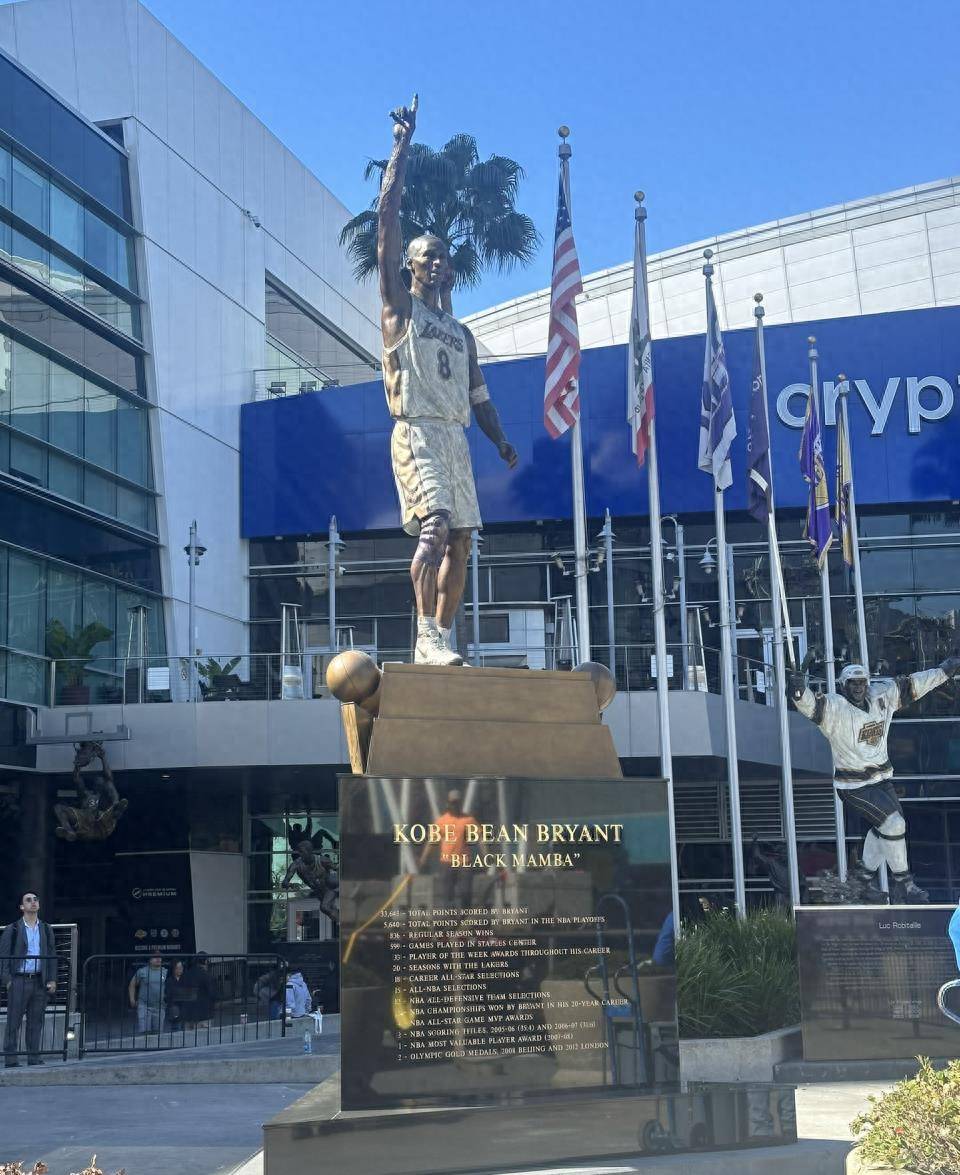 科比·布莱恩特雕像修复完成:常规赛主场决赛前多次出错