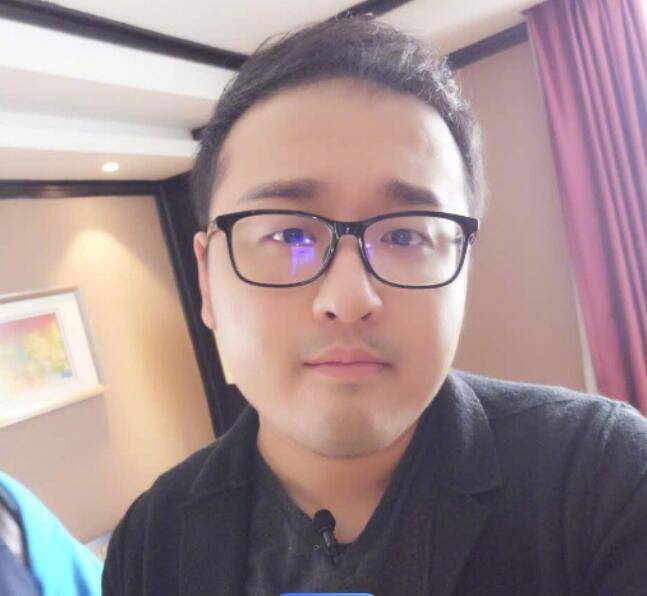 原创笑笑太拼了挂着点滴解说比赛透露自己病情已经不可逆