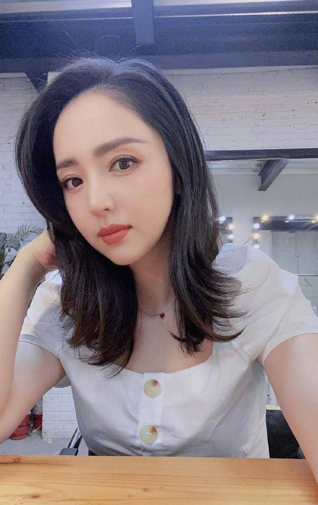 原创董璇练高难度普拉提甩秋膘身姿柔软劈叉下腰毫无难度