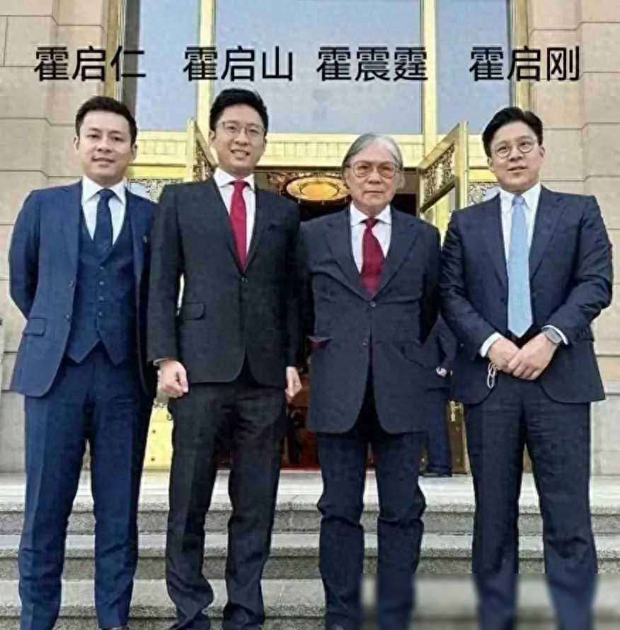 霍启刚回乡祭祖子女落寞出镜三口家庭低调亮相