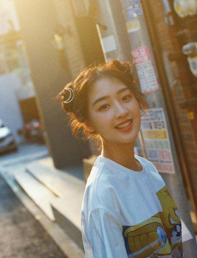 邓恩熙身穿白色印花t恤搭配哪吒头造型俏皮又可爱