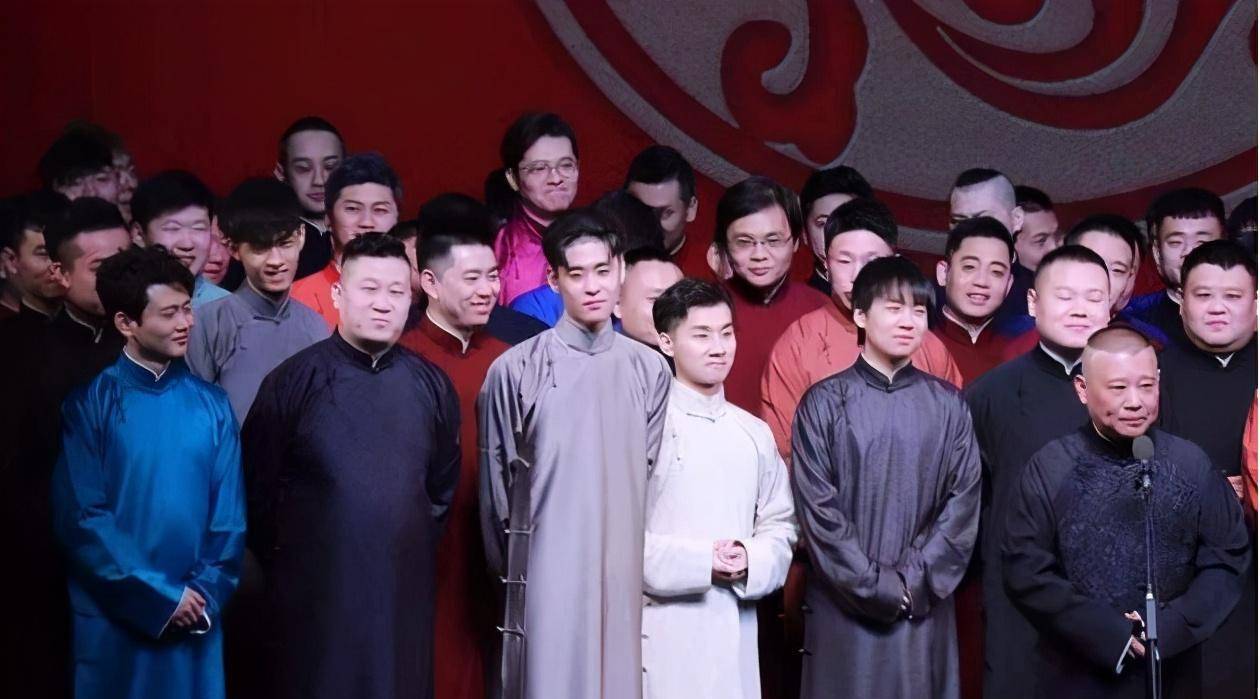 原创用手拍郭德纲的脸老郭不敢生气还笑脸相迎相声界的隐形富豪