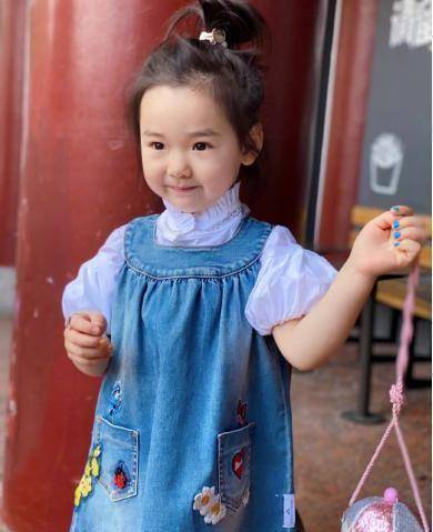 原创董璇晒女儿萌照3岁小酒窝肉肉脸萌化众人手涂指甲油太爱美