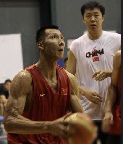 然而,臂展在黄种人中往往成为短板,但易建联的身高2米13,臂展2米22,这