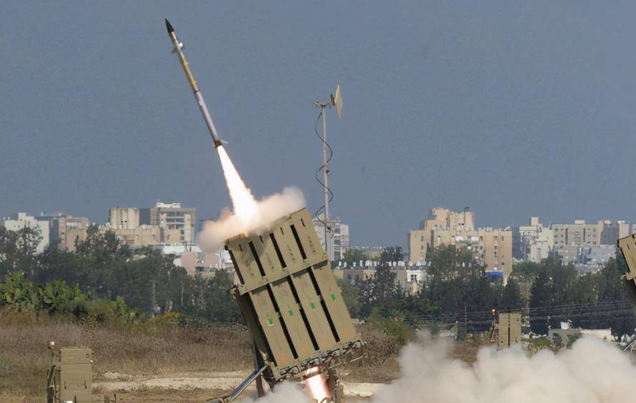 大批火箭弹砸向以色列，大战一触即发，伊朗放狠话：美插手将打美