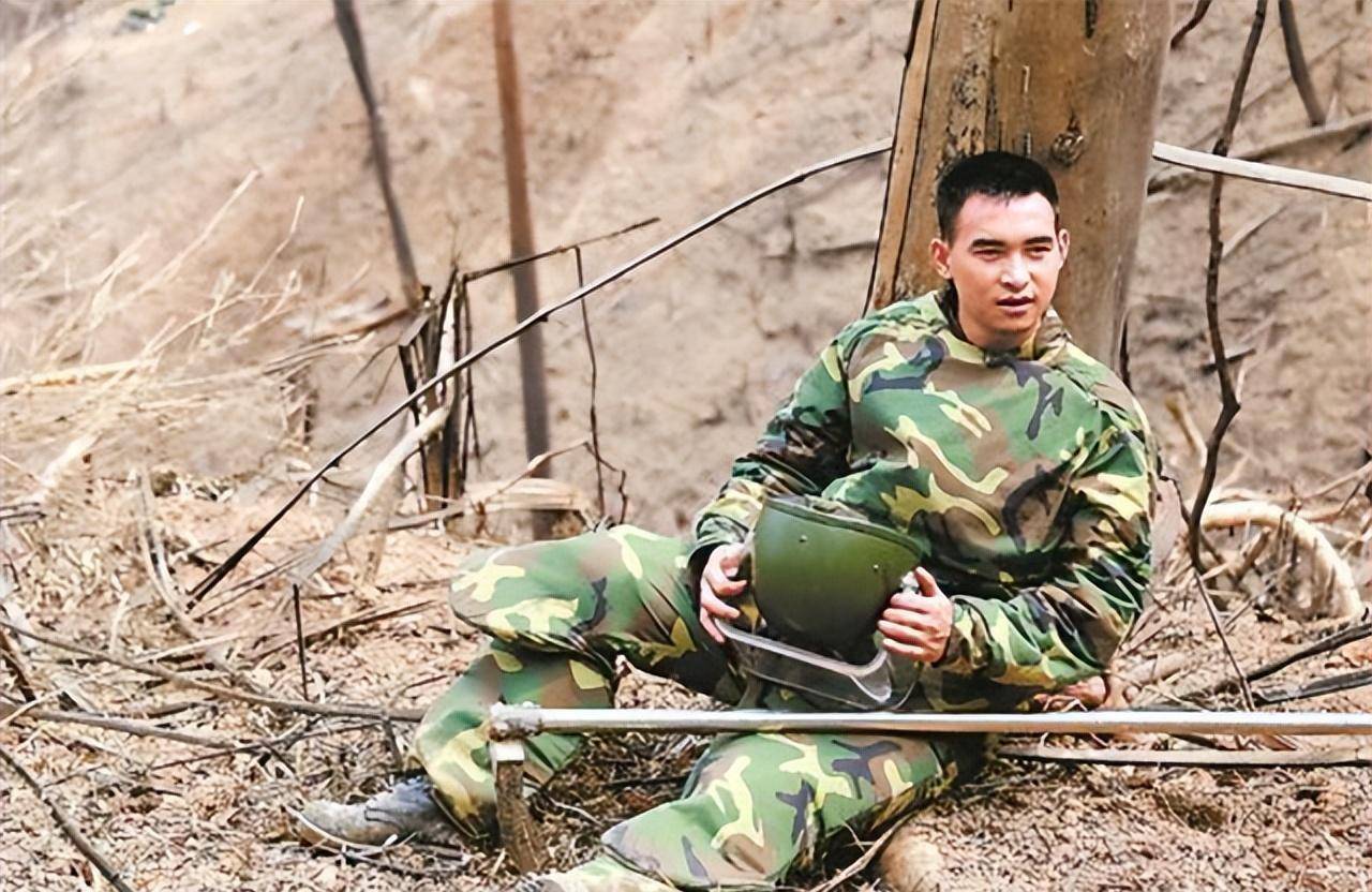 原创排雷英雄杜富国和平年代立下一等功如今享受什么待遇