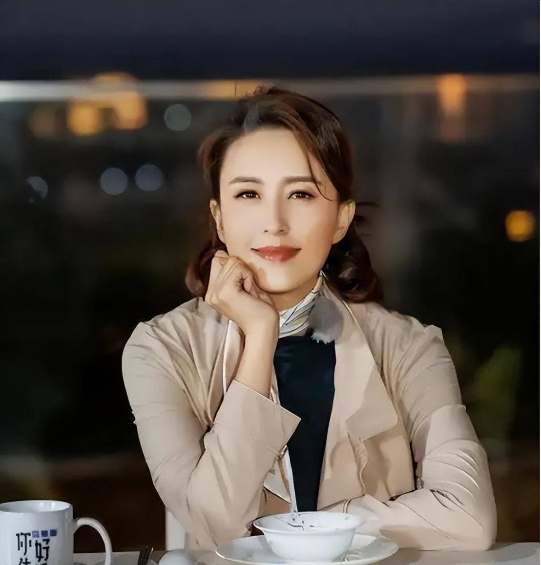 一条动态戳穿了45岁张蕾的真实处境怪不得她会离开央视