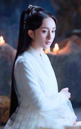 原创18年前有谁注意到在刘亦菲身后打伞的小女孩如今却高不可攀
