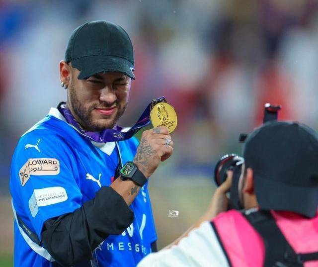 内马尔庆祝夺冠32岁巴西球星展现笑容与喜悦