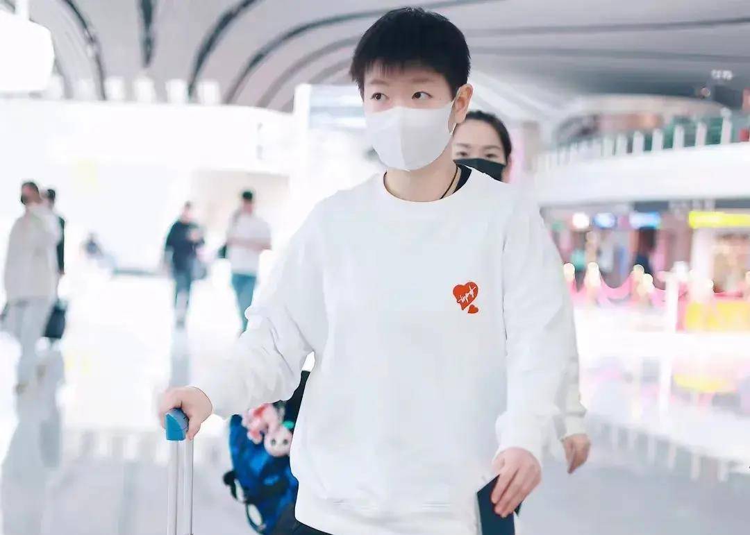 原创乒乓球世界杯莎莎亲民曼昱显低迷名牌加身3人穿搭过10万