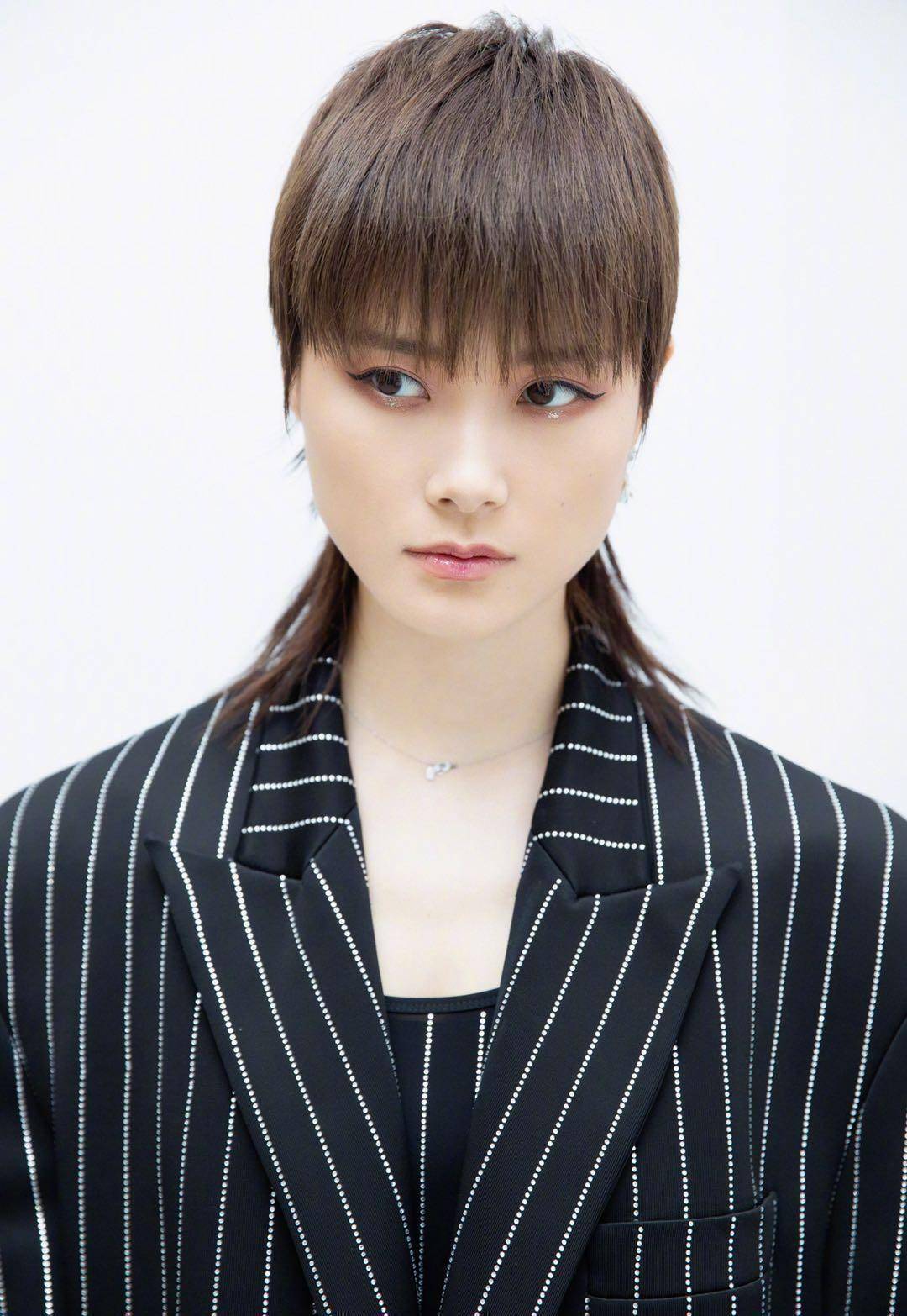 因为我们会一一为你解析,带小伙伴们一起变美的哟,帅气的李宇春style