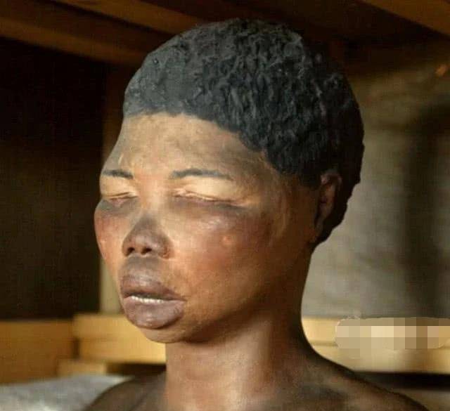 原创这个女孩因为一生理缺陷被当做怪物展出死后更惨