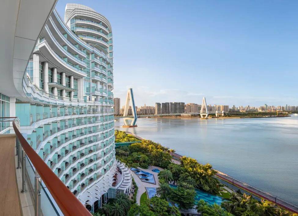 另外,从海口机场,海口东站到酒店,都只需几十分钟车程,大交通十分便捷