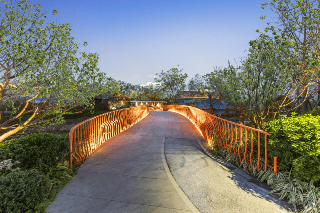 "岛屿"社区,连通各个地块的艺术景观桥以及滨水景观步道已经呈现出来