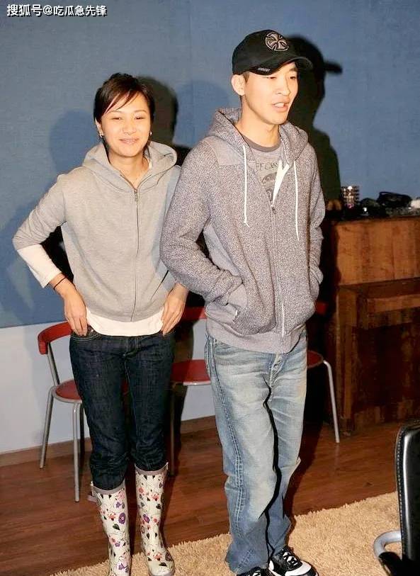 原创49岁徐静蕾罕见与男友亮相都穿卫衣牛仔裤同岁的他像小年轻