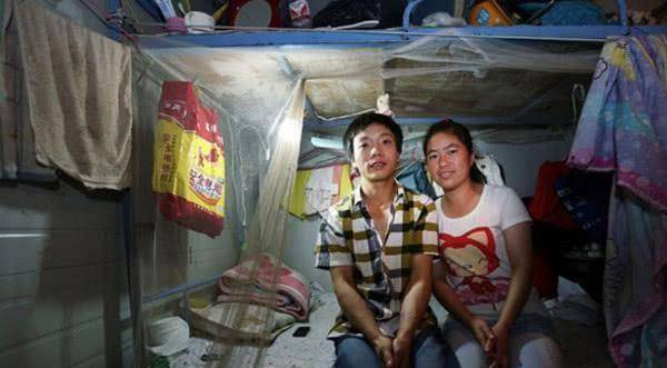 原创工地上的农民工夫妻住在集体宿舍忍受着别人难以承受的心酸