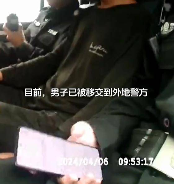 大爷晨练发现坟里有人，躺棺材里不肯出来？报警后结局亮了