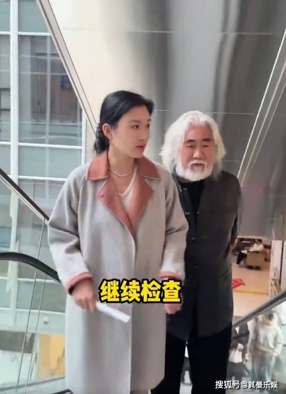 张纪中陪伴72岁妻子杜星霖产检四胎宝宝健康感动落泪